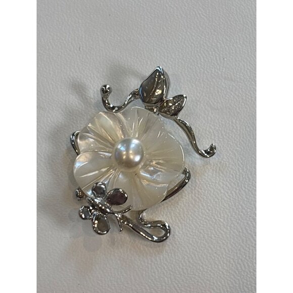 Mother Of Pearl Flower pendant With Silver Accents - Picture 7 of 8